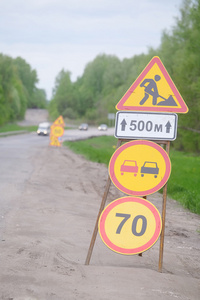 室外的修复道路标志