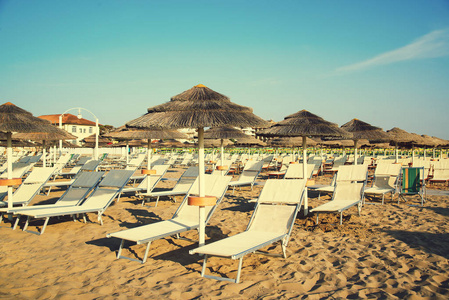 遮阳伞和躺椅上意大利里米尼海滩