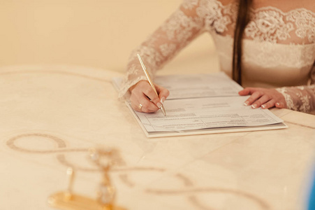 签字仪式。新娘和新郎签署关于婚姻的文件