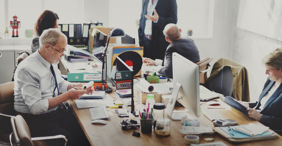 在会议的商务人士照片