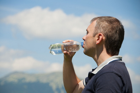 一个人从山区一瓶喝水