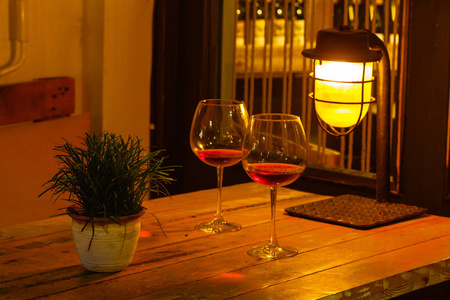 咖啡晚美丽的景色的照明的街头咖啡厅在第比利斯在晚上照片