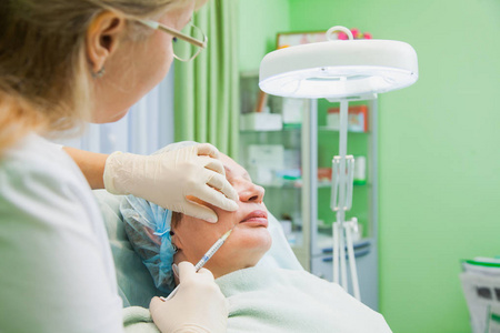 高级面部护理：女性美容医学的专业手术过程