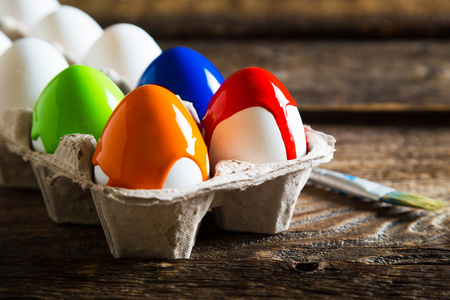 桌上的色彩缤纷复活节彩蛋。
