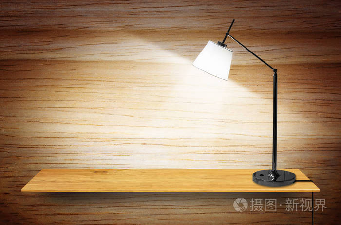 木制书架上的一盏灯