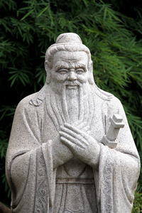 中国的孔子用竹子的雕像背景
