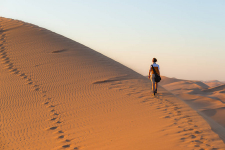 旅游在纳米比亚纳米布诺克国家公园的索苏斯，纳米布沙漠景区沙丘上行走。午后的阳光。冒险和探索在非洲