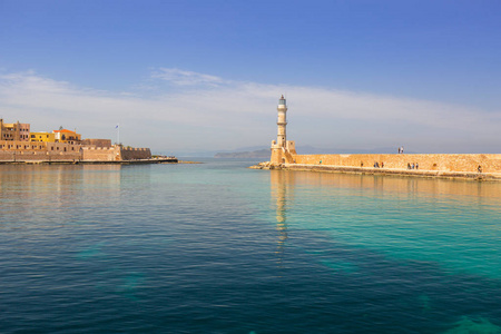 在克里特岛的伊拉克利翁的老港口的灯塔照片