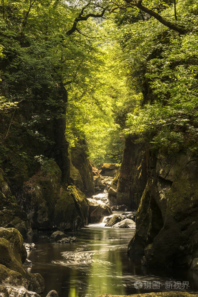 令人惊叹的空灵景观的岩壁与双面深谷