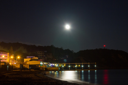 月亮反射在上海滩的水