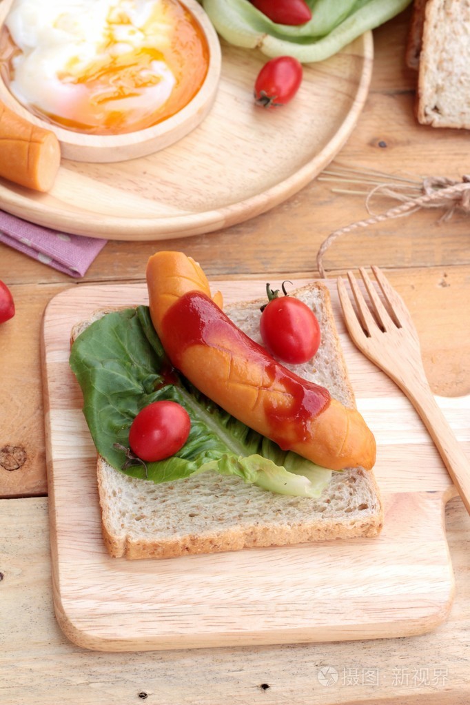 鸡蛋, 香肠, 面包, 沙拉蔬菜和牛奶一起吃早餐
