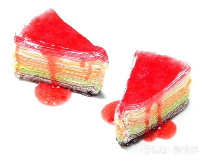 白色背景上的彩虹蛋糕和草莓源