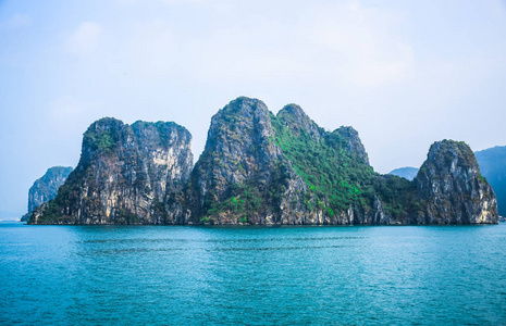 美丽的景色的下龙湾，在东北的越南广宁省，一个非常受欢迎的旅游目的地