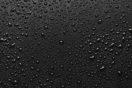 黑色的表面上的水珠照片