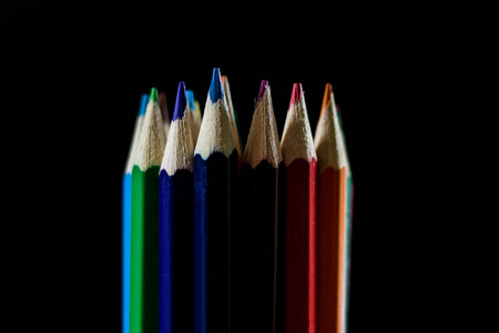 美丽和彩色铅笔蜡笔。明亮的木桌