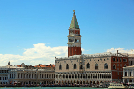 威尼斯意大利圣马克钟楼和公爵宫的照片