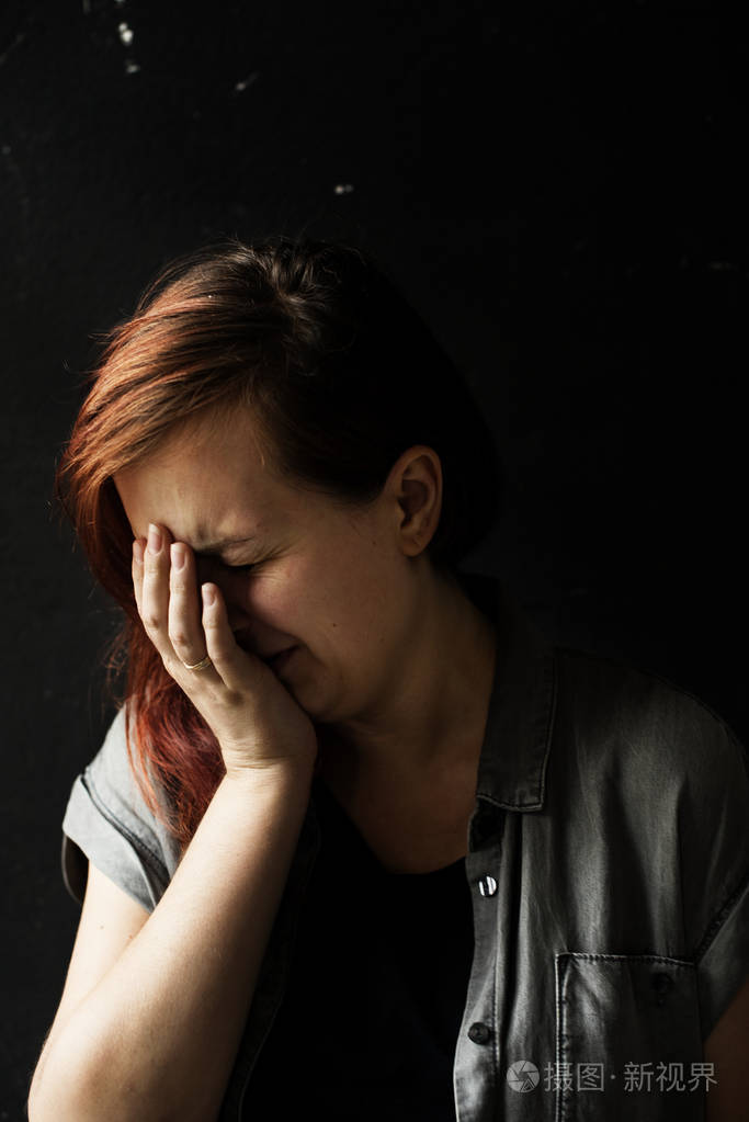 害怕和失望的女人