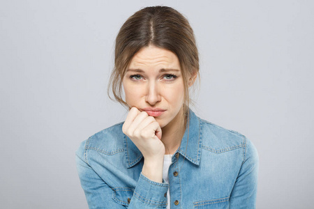 压到她的脸颊,看无奈 更无助的孤独的泪水照片