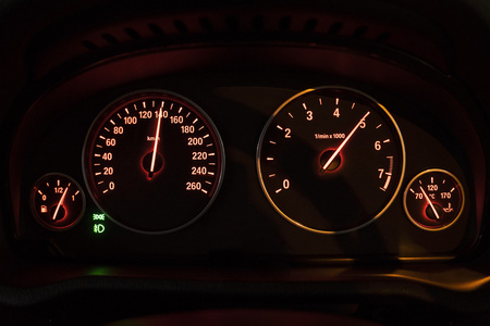 关闭轿车车速表矢量现实汽车仪表板煤气表警告燃油表油和气体中央的