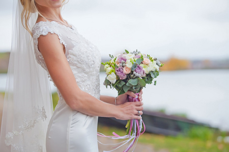 美丽的新娘与婚礼花束