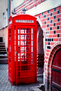 维尔纽斯，立陶宛 2017年0625 英国电话盒在维尔纽斯街附近多彩墙