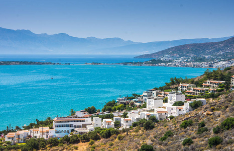 伊罗达，克里特岛，Greece.Paradice 视图的克里特岛与蓝色水镇的全景视图。伊罗达性质的全景视图