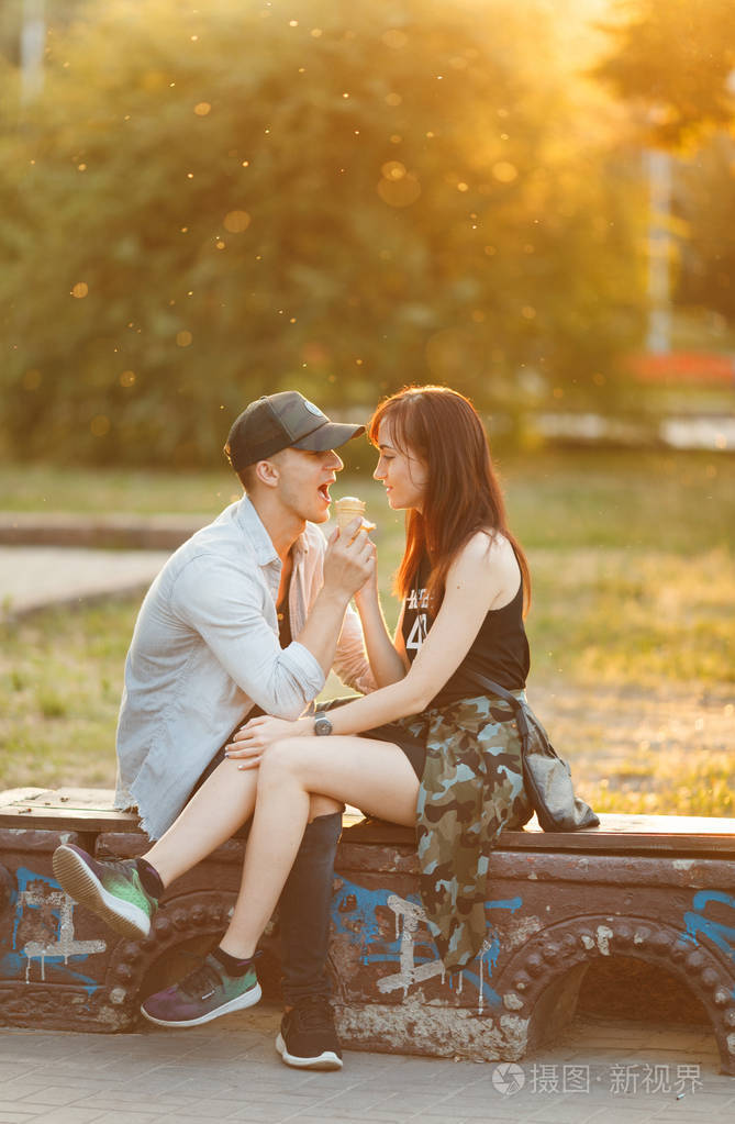 情侣接吻的幸福很有趣不同肤色的年轻夫妇