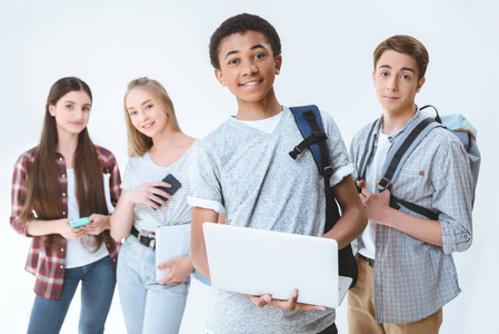 多元文化青少年与数码设备