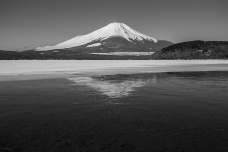 富士山冬季从山中湖拍摄。山梨县 J