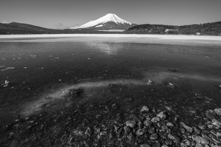富士山冬季从山中湖拍摄。山梨县 J