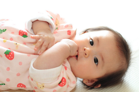 日本女婴吮吸手指0岁
