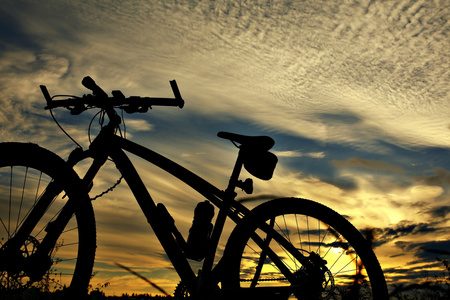 一辆自行车上天空背景的剪影