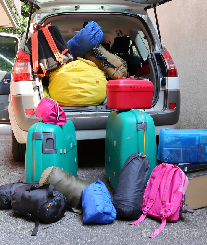 行李和行李箱离开家庭暑假时