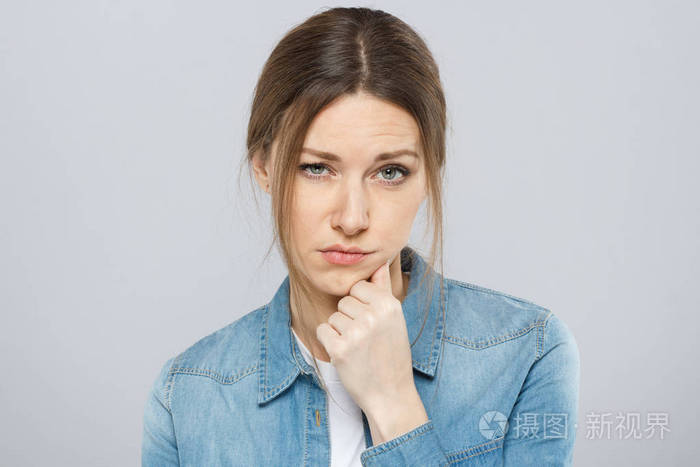 室内照片的吸引力的欧洲淑女隔离带困惑的面部表情,灰色的背景上看