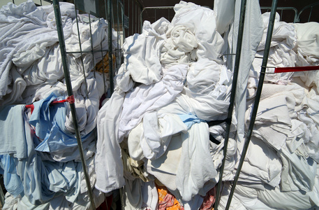 堆脏衣服在工业洗衣