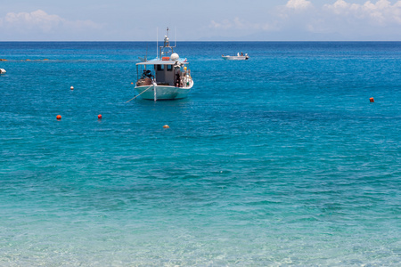 在蓝色的海水的爱奥尼亚海，贴水尼基塔斯村附近的小船