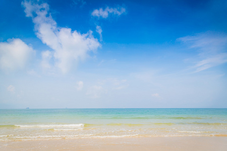 海滩和热带海洋与蓝蓝的天空海滩休闲厅,在蓝色的大海和天空,夏天假期