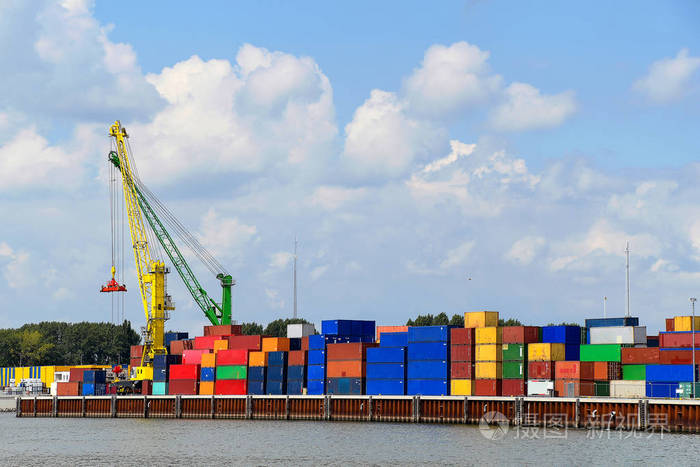 多彩的海运集装箱在商业上码头照片-正版商用图片0dplzc-摄图新视界