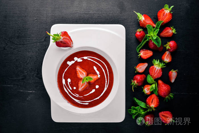 甜点 草莓汤 薄荷 奶油。木制的背景。顶视图。可用空间