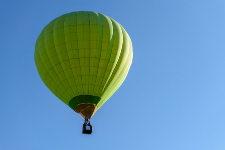 绿色热气球在蓝蓝的天空