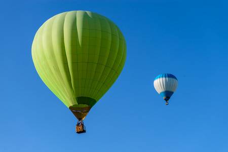 在蓝色的天空中的两个热气球图片