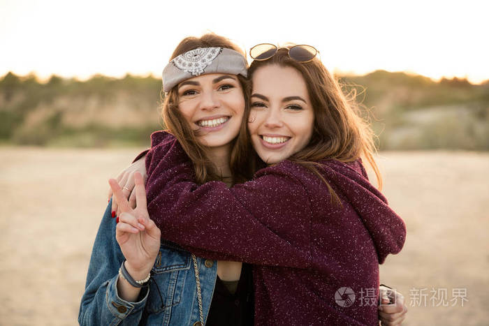 两个年轻的时髦女孩互相拥抱