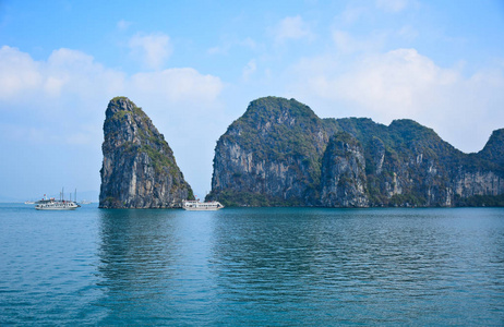 美丽的景色的下龙湾，在东北的越南广宁省，一个非常受欢迎的旅游目的地