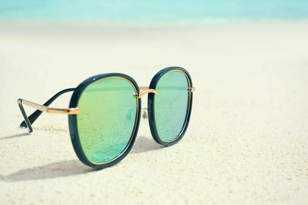 在沙滩上的现代太阳镜。夏季度假概念