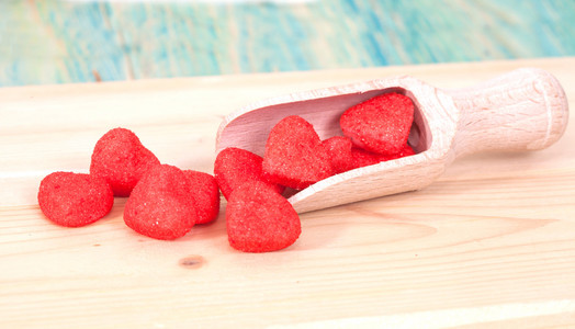 红色的心，在木勺作为爱的象征，情人节礼物