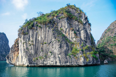 美丽的景色的下龙湾，在东北的越南广宁省，一个非常受欢迎的旅游目的地