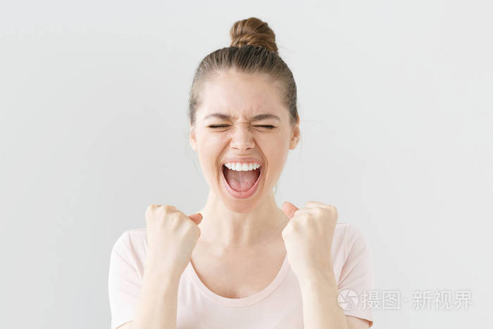 闭着眼睛大声说着,撞拳头,因为如果她取得的成功是幸运的看起来很兴奋