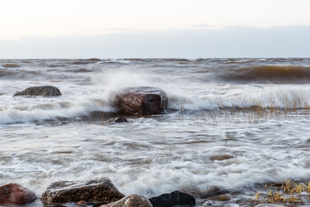风暴巨浪在波罗的海岸边图片