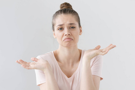 情感上灰色的背景是在亏本孤立的年轻女子的特写,表现出无可奈何的