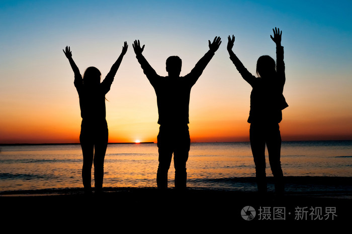 三个朋友在早上向空中挥舞的手